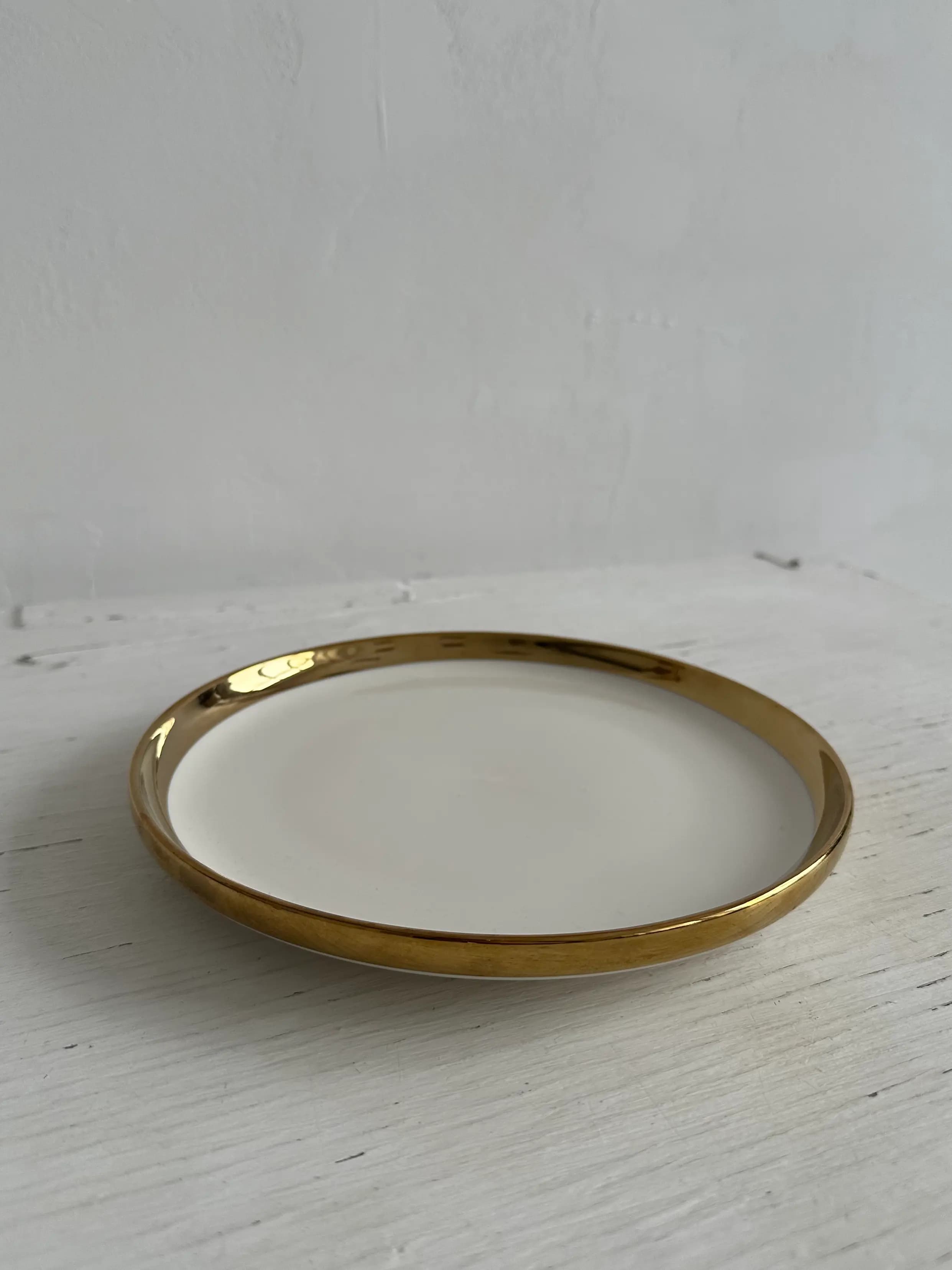 Блюдечко с золотой каёмочкой