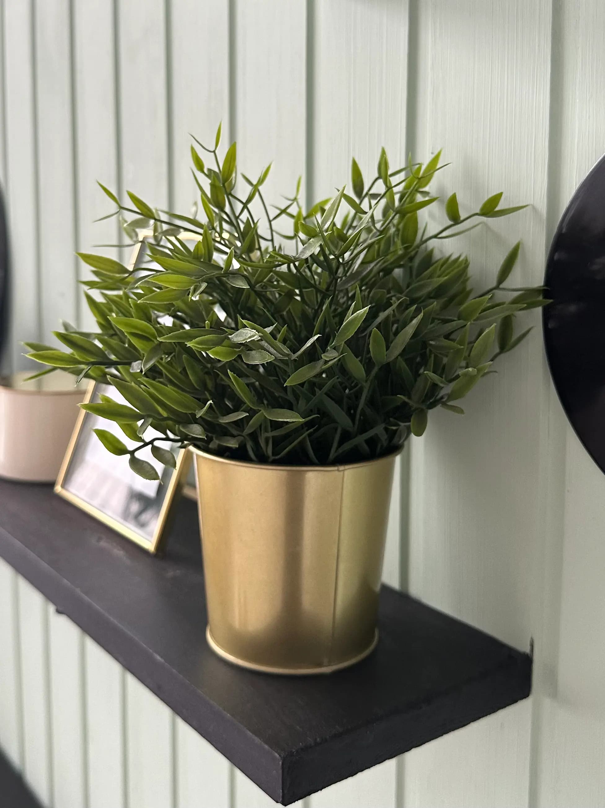 Искусственный цветок в горшке