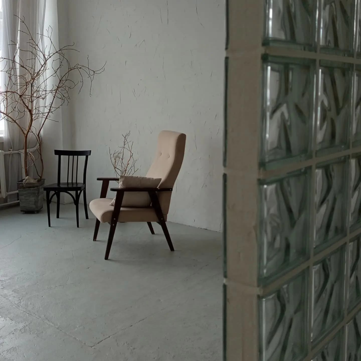 Светлое минималистичное пространство для семейной, индивидуальной, предметной и контент-съемки.